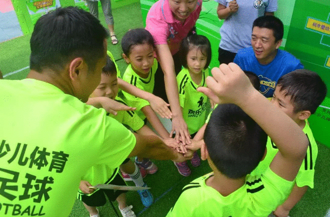 足梦未来！超萌兔引领幼儿足球启蒙新时代