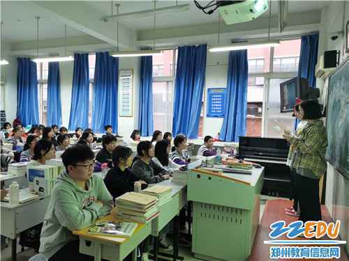 学生代表带领同学们朗读《节约粮食文明公约》