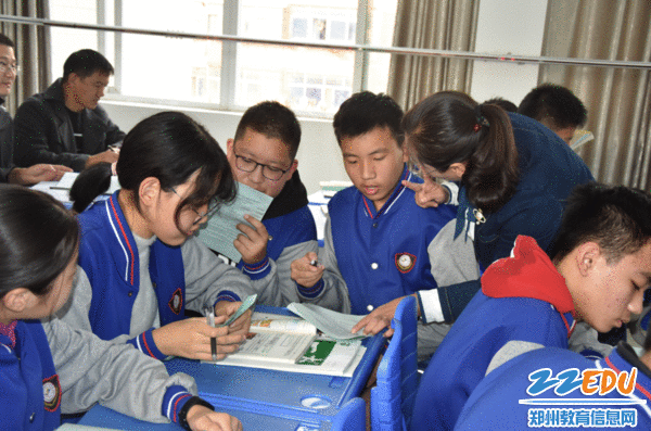 吴晓静老师参与学生的讨论