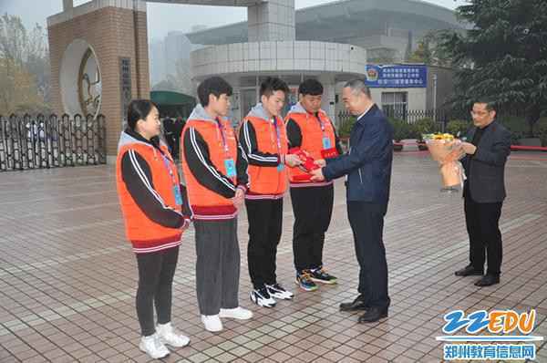 校长马海峰为获奖学生颁发证书_副本